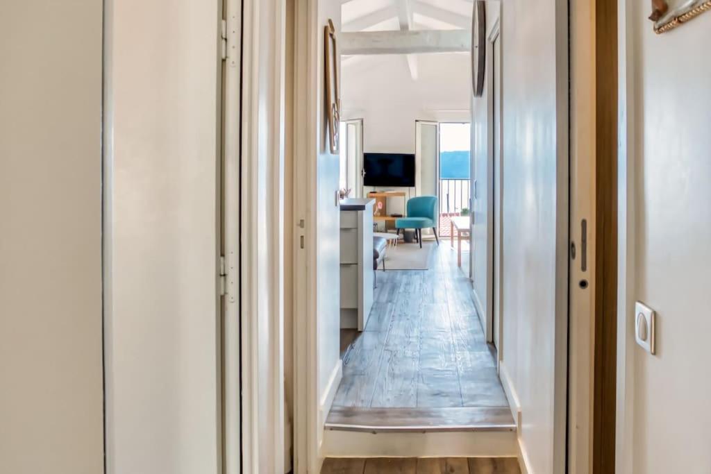 #40 Bright Sea View For 6 2mins Walk Port & Sea Appartamento